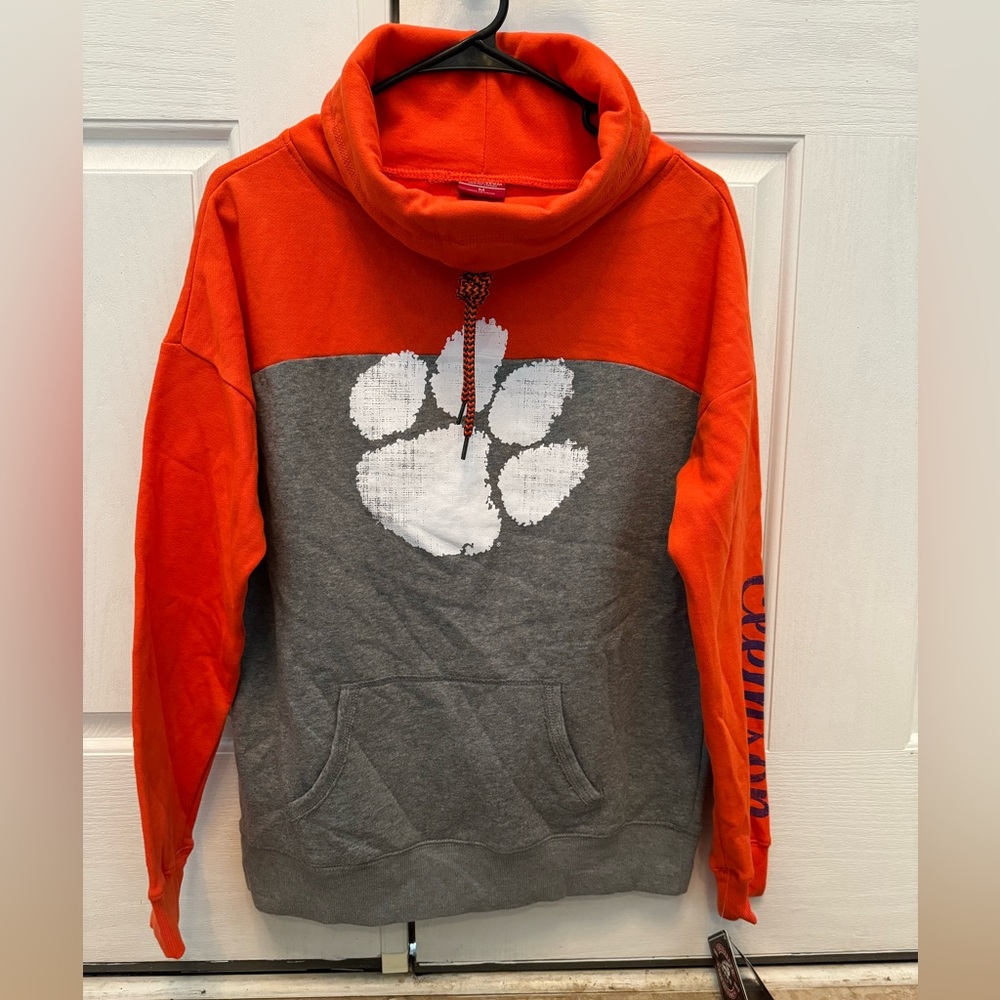 NWT women’s Clemson sweatshirt, size medium